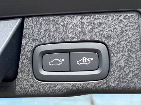 2025 Volvo XC60 B5 Plus Dark Theme