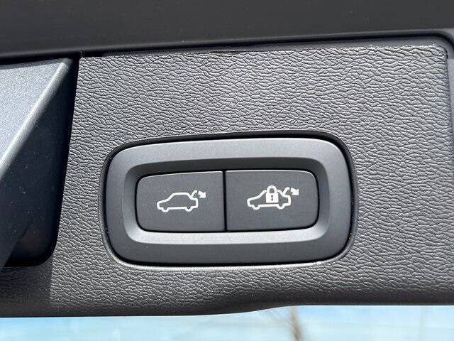 2025 Volvo XC60 B5 Plus Dark Theme