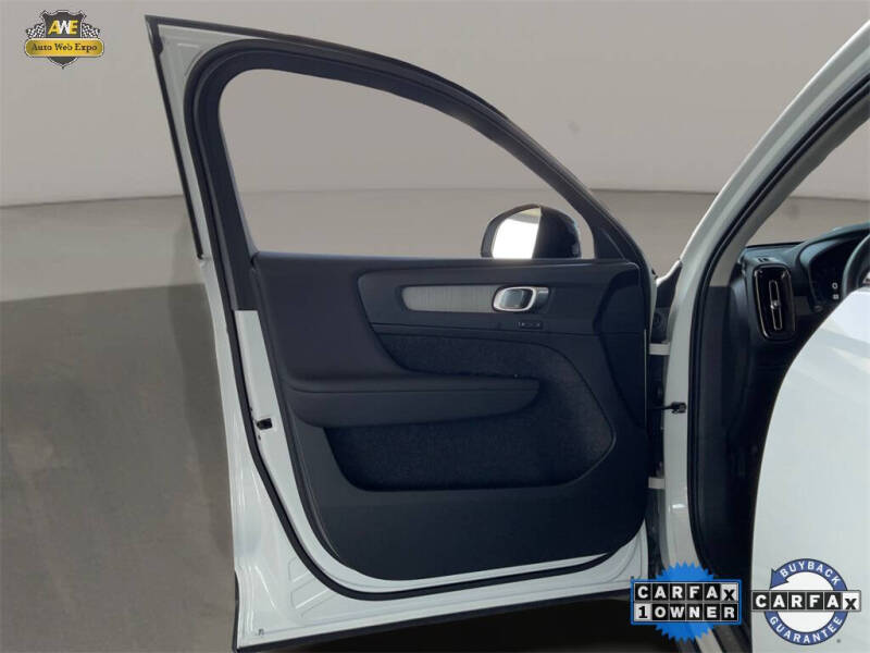 2024 Volvo XC40 B5 Plus Dark Theme