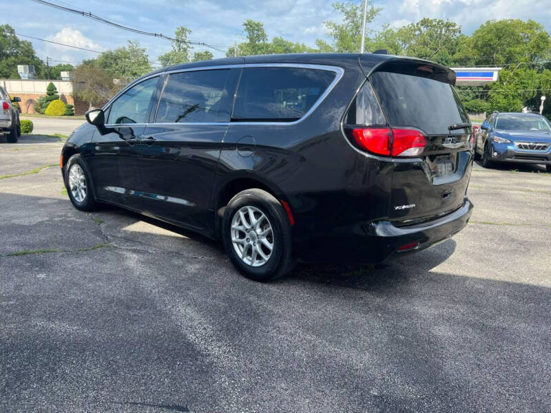 2022 Chrysler Voyager LX