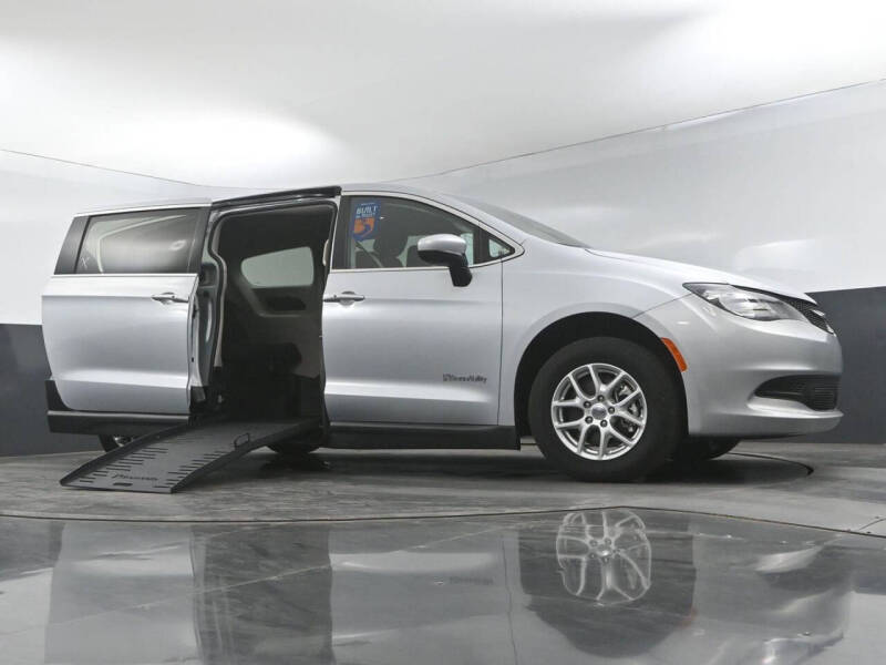 2023 Chrysler Voyager LX