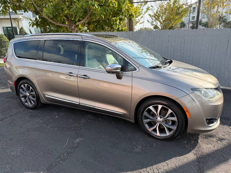 2017 Chrysler Pacifica Limited's photo