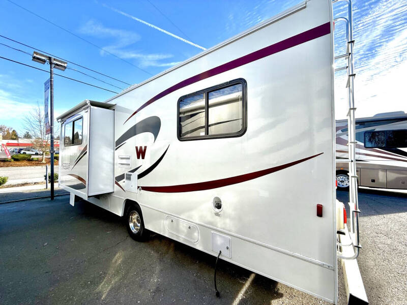 2008 Winnebago Access 26’ With Slide Low Mile