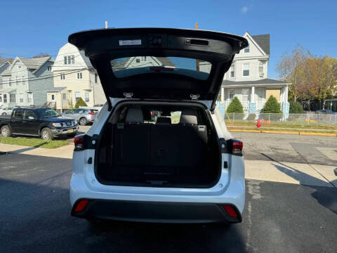 2022 Toyota Highlander LE