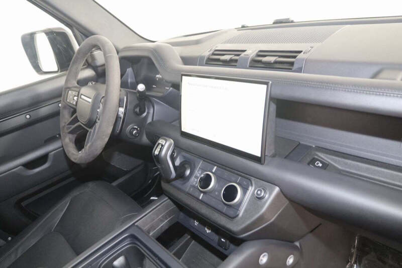 2023 Land Rover Defender 110 V8