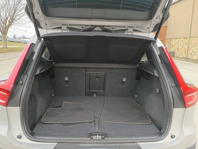 2025 Volvo XC40 B5 Plus Dark Theme