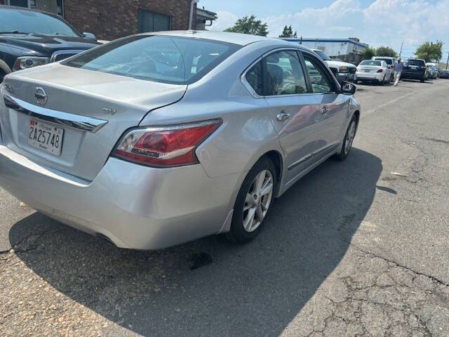 2015 Nissan Altima SV photo 4