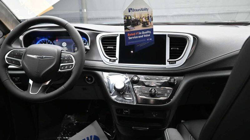 2026 Chrysler Pacifica Select