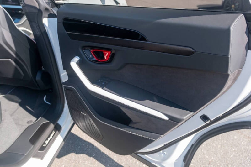 2025 Lamborghini Urus SE