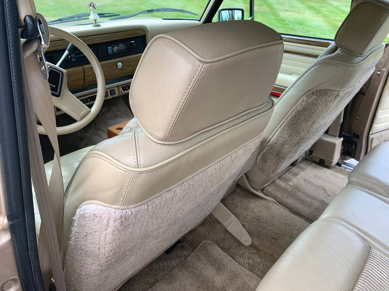 1989 Jeep Grand Wagoneer 52