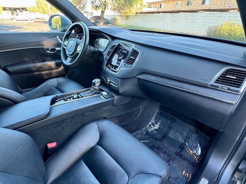 2020 Volvo XC90 T6 Momentum 6-Passenger