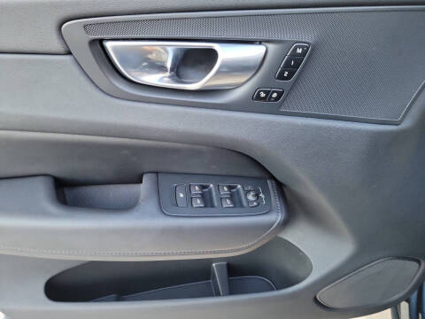 2024 Volvo XC60 B5 Core Dark Theme