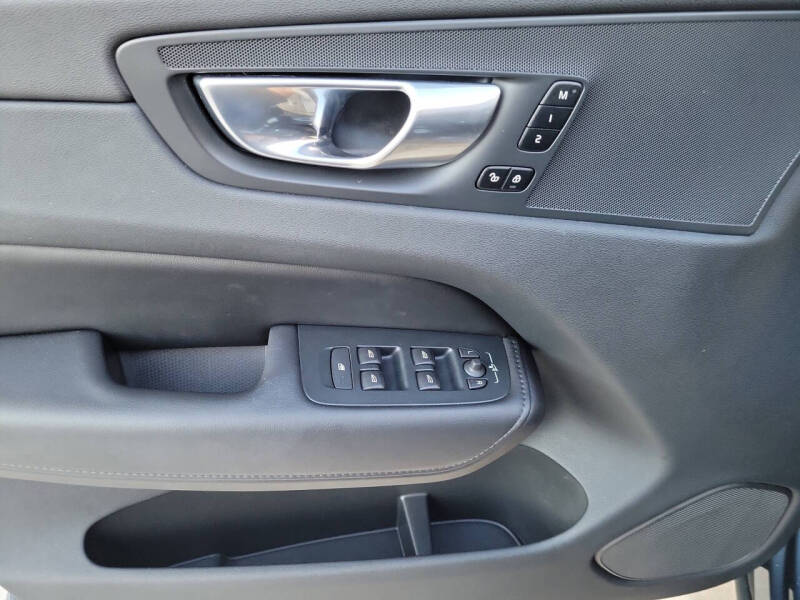 2024 Volvo XC60 B5 Core Dark Theme