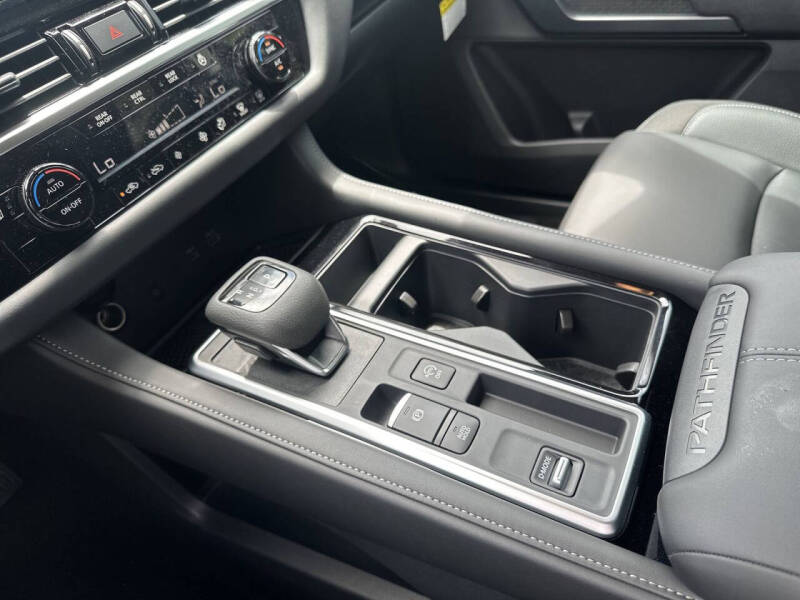 2025 Nissan Pathfinder SL