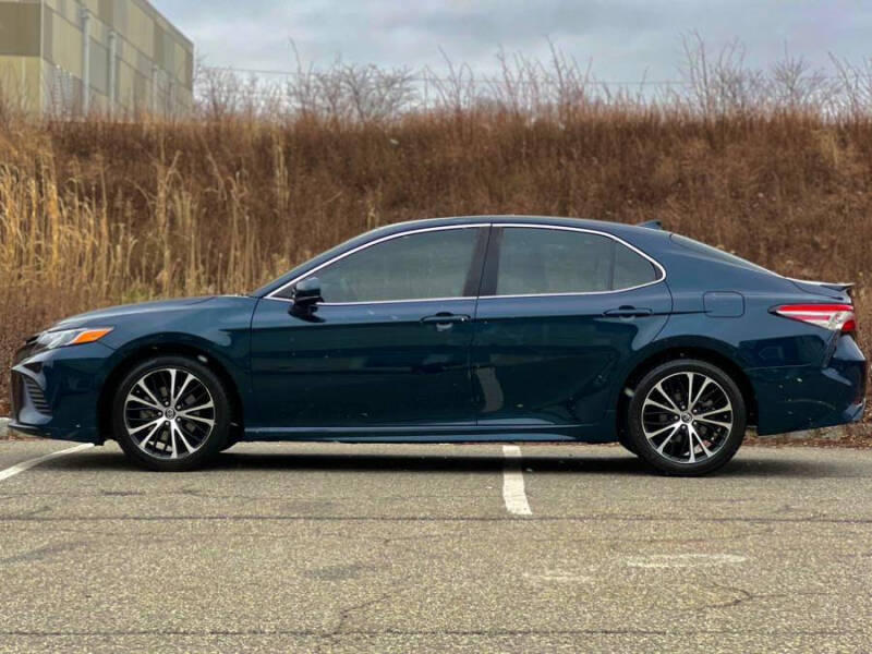 2019 Toyota Camry SE photo 5