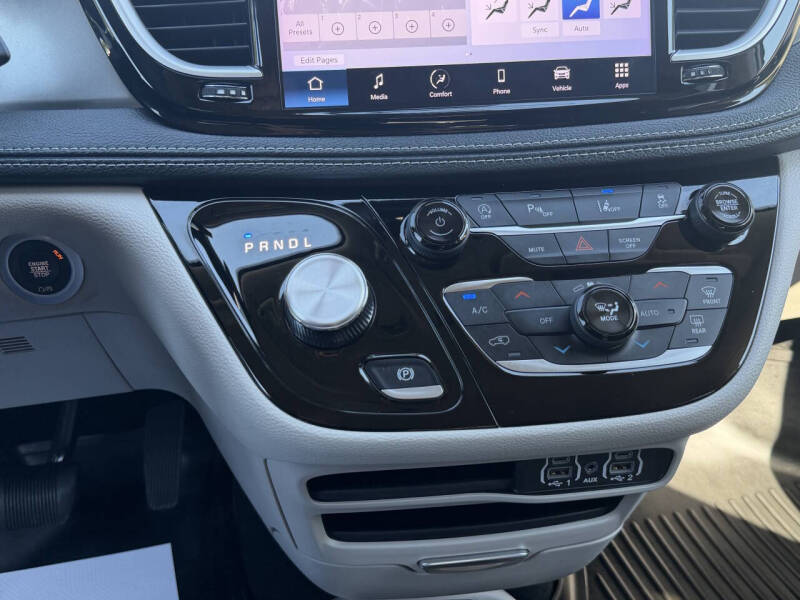2024 Chrysler Pacifica Touring L