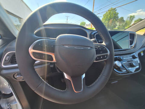 2027 Chrysler Pacifica Select
