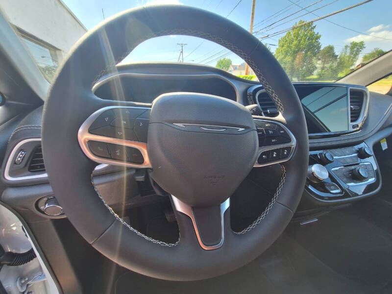 2027 Chrysler Pacifica Select