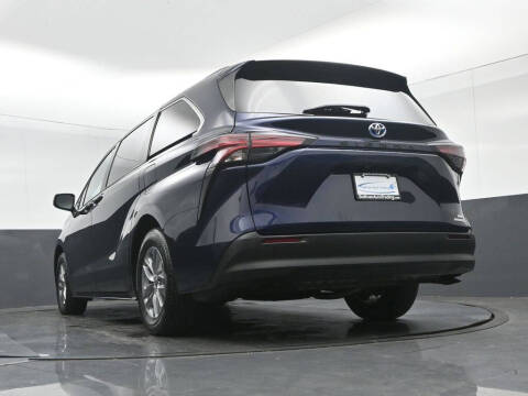 2022 Toyota Sienna LE 8-Passenger