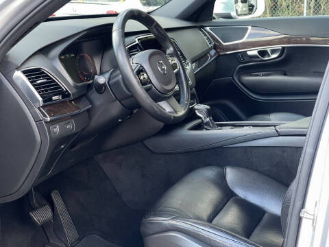 2016 Volvo XC90 T6 Momentum