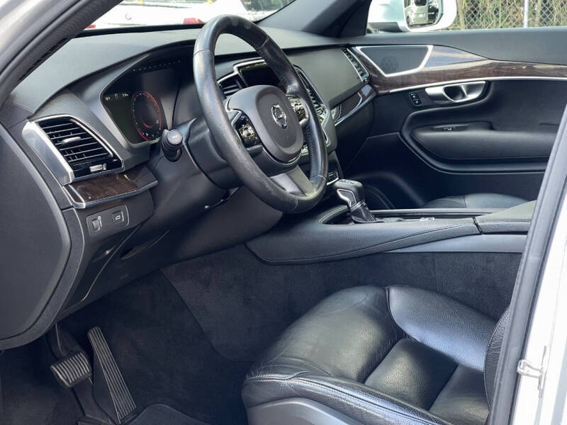 2016 Volvo XC90 T6 Momentum