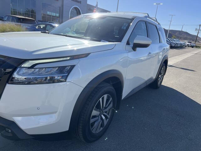 2022 Nissan Pathfinder SL