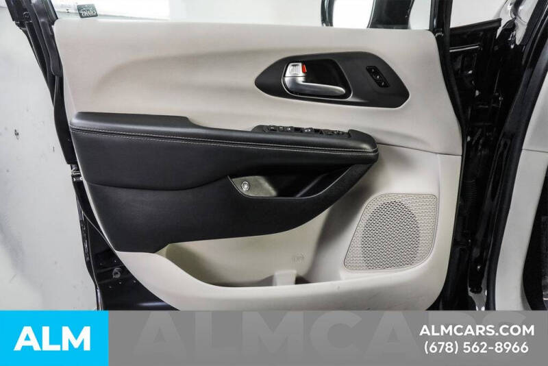 2024 Chrysler Pacifica Plug-In Hybrid Select