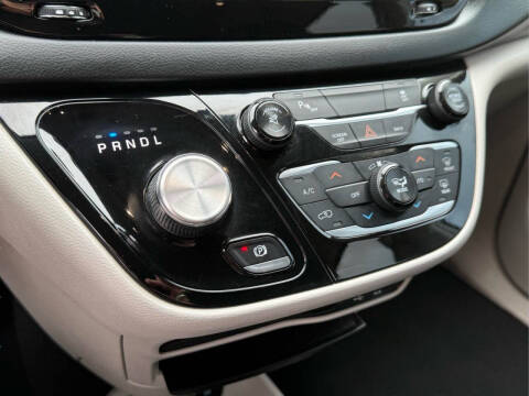 2017 Chrysler Pacifica Touring-L
