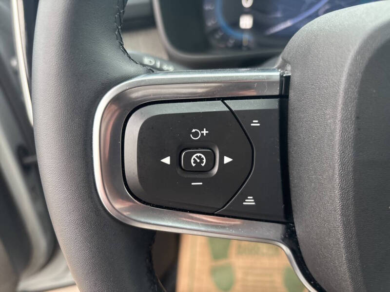 2025 Volvo XC40 B5 Plus Bright Theme