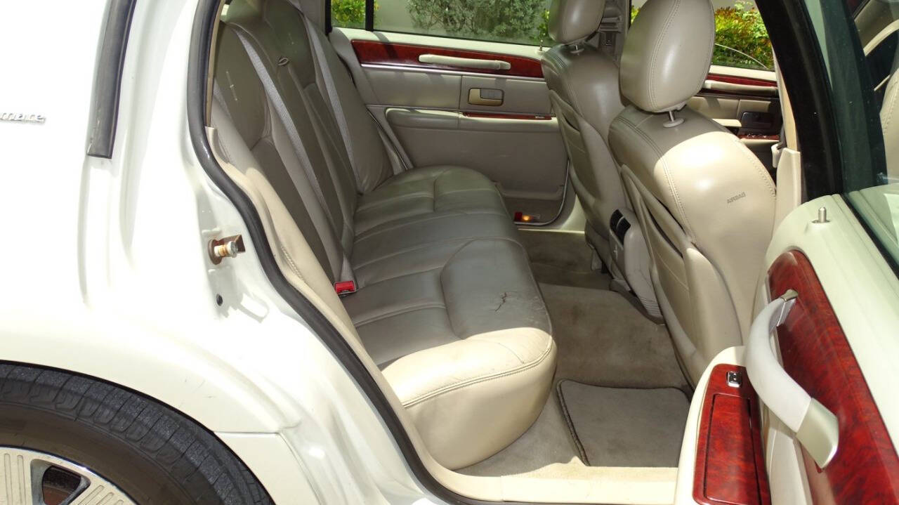 2004 Lincoln Town Car 22