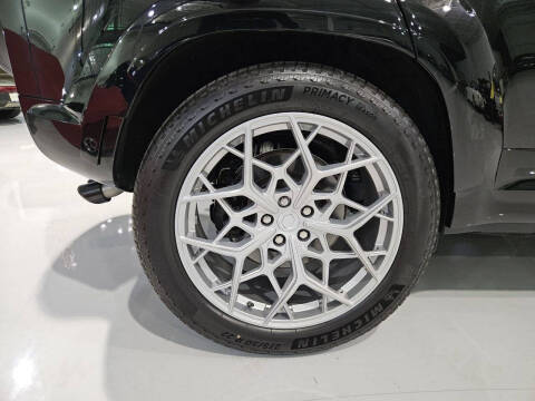 2024 Land Rover Defender 110 V8 P525