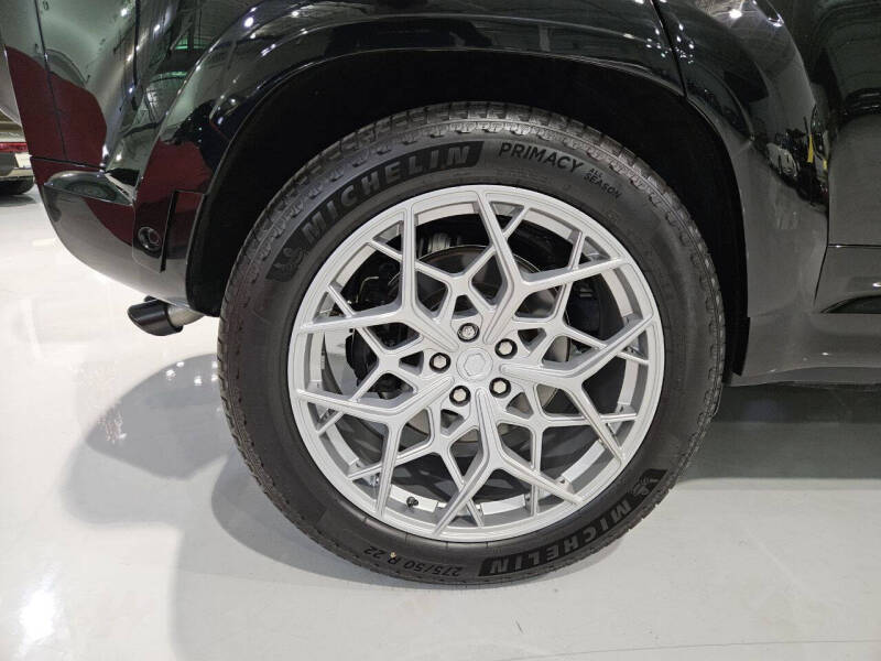 2024 Land Rover Defender 110 V8 P525