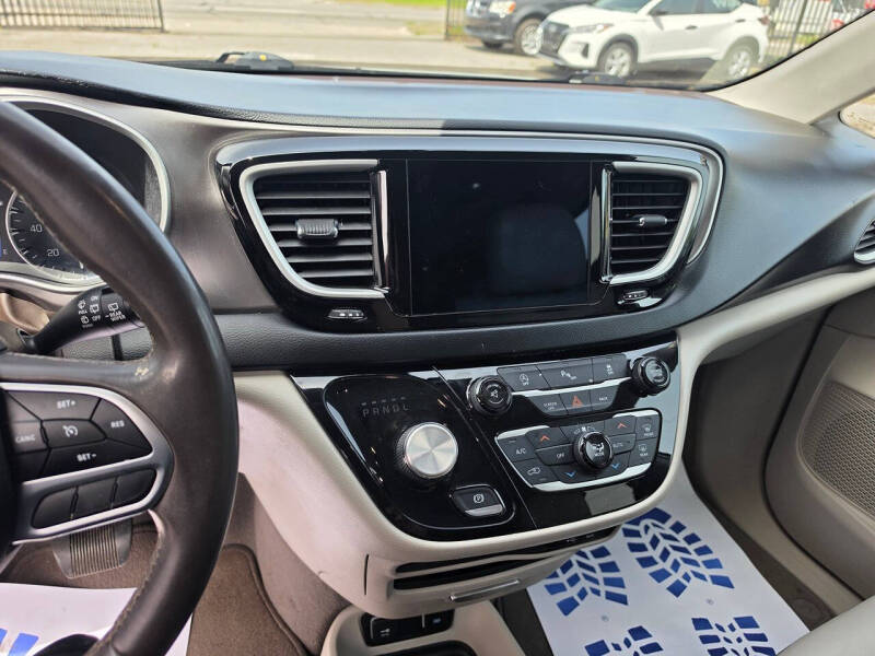 2017 Chrysler Pacifica Touring-L