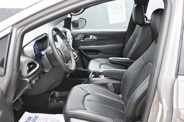 2025 Chrysler Pacifica Select