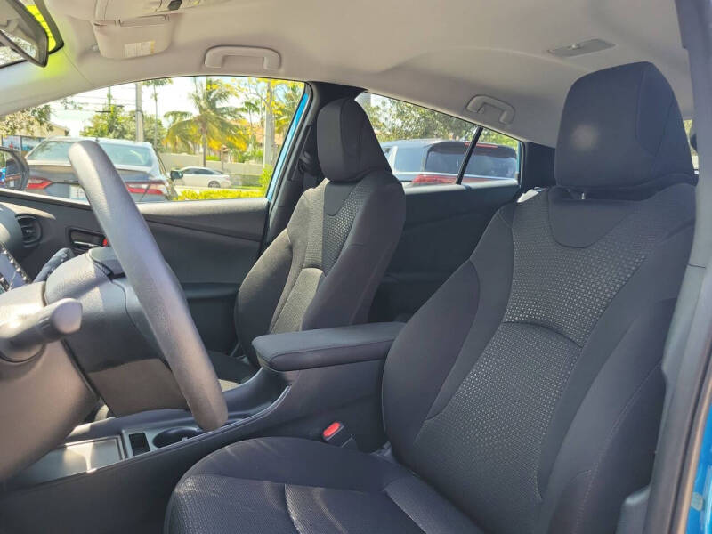 2022 Toyota Prius LE