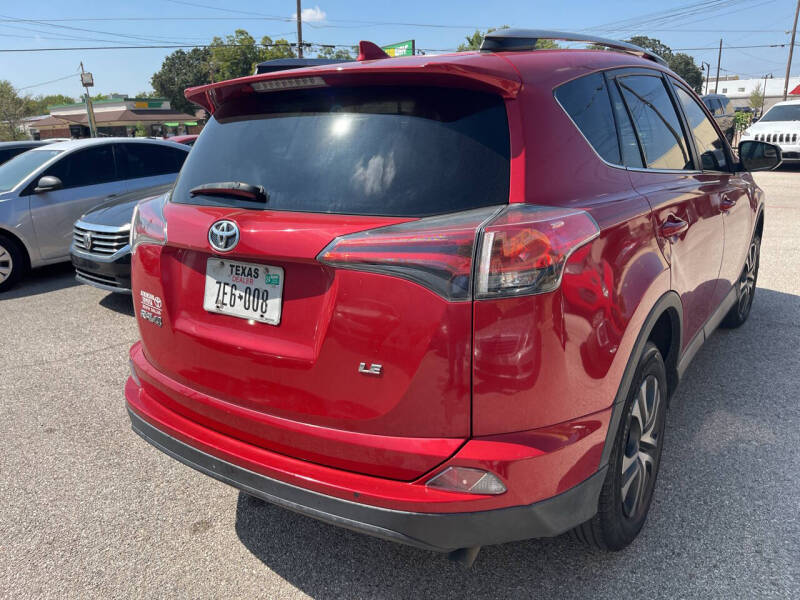 2017 Toyota RAV4 LE photo 3