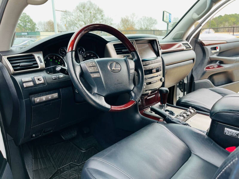 2013 Lexus LX 570 photo 21