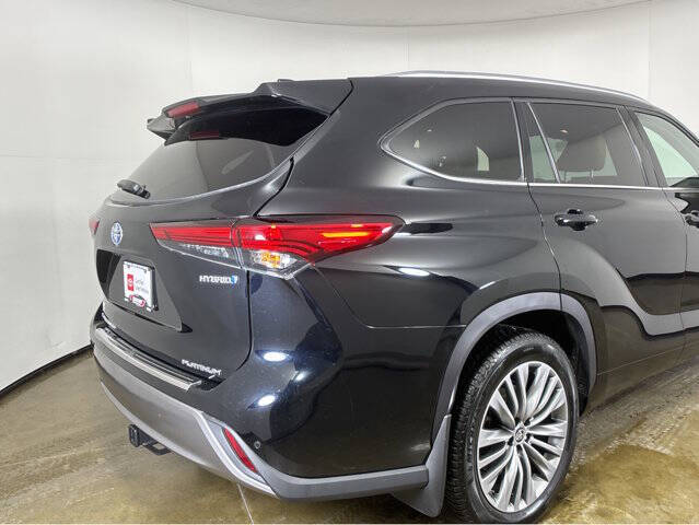 2022 Toyota Highlander Hybrid Platinum
