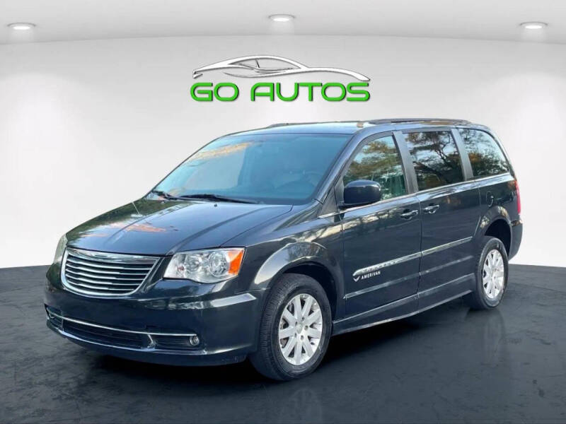 2014 Chrysler Town & Country Touring's photo