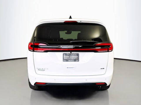 2027 Chrysler Pacifica Select