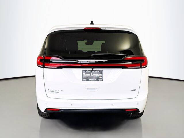 2027 Chrysler Pacifica Select