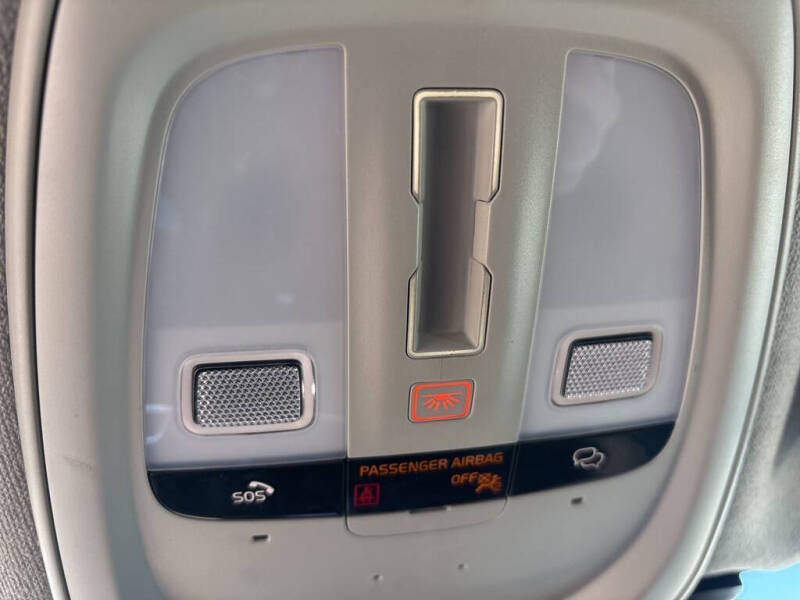 2025 Volvo XC40 B5 Plus Bright Theme