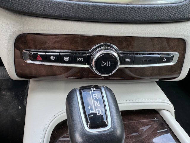 2016 Volvo XC90 T6 Momentum