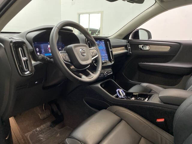 2025 Volvo XC40 B5 Plus Dark Theme