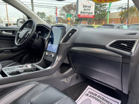 2022 Ford Edge Titanium