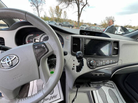 2014 Toyota Sienna SE 8-Passenger