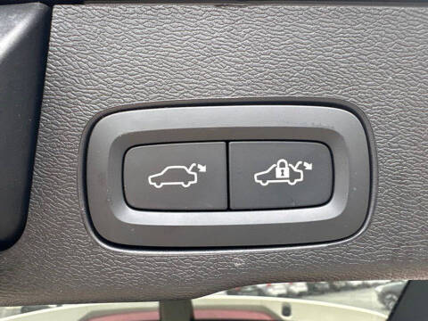 2025 Volvo XC60 T8 Plus Dark Theme