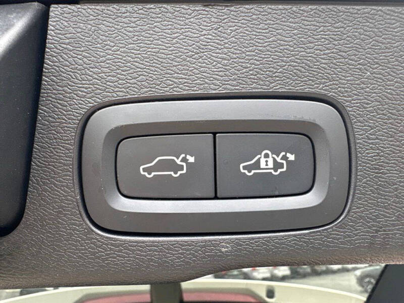 2025 Volvo XC60 T8 Plus Dark Theme