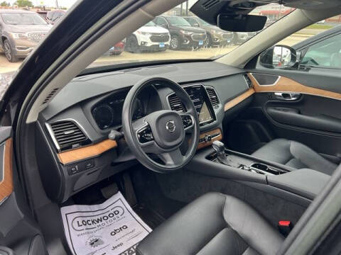 2022 Volvo XC90 T6 Momentum 7-Passenger