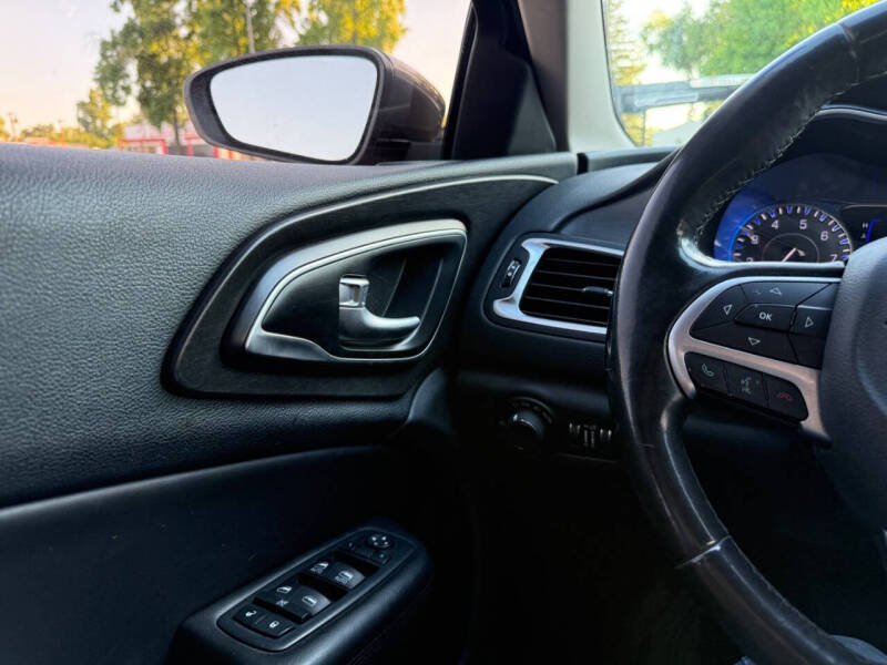 2017 Chrysler 200 Limited